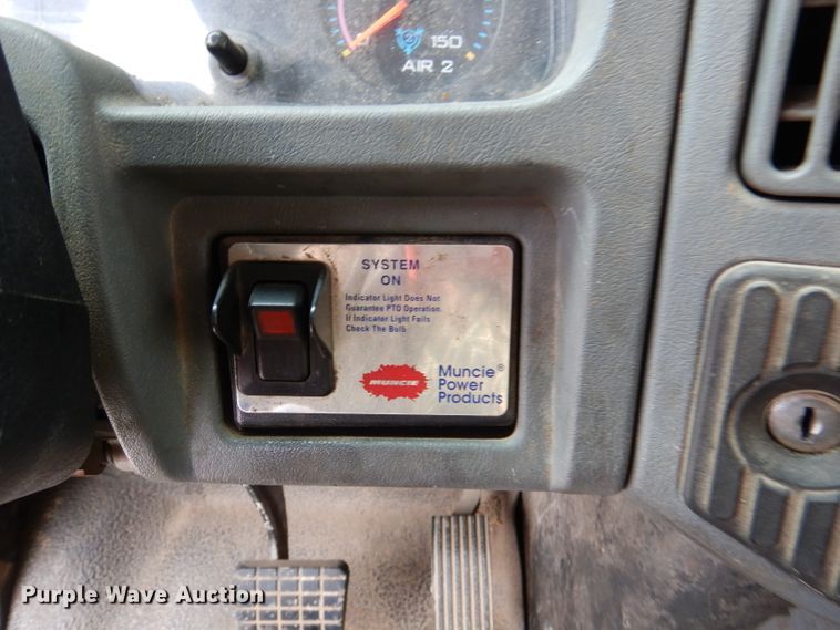 image for item DY9643 2004 International 7500  shingle conveyor truck