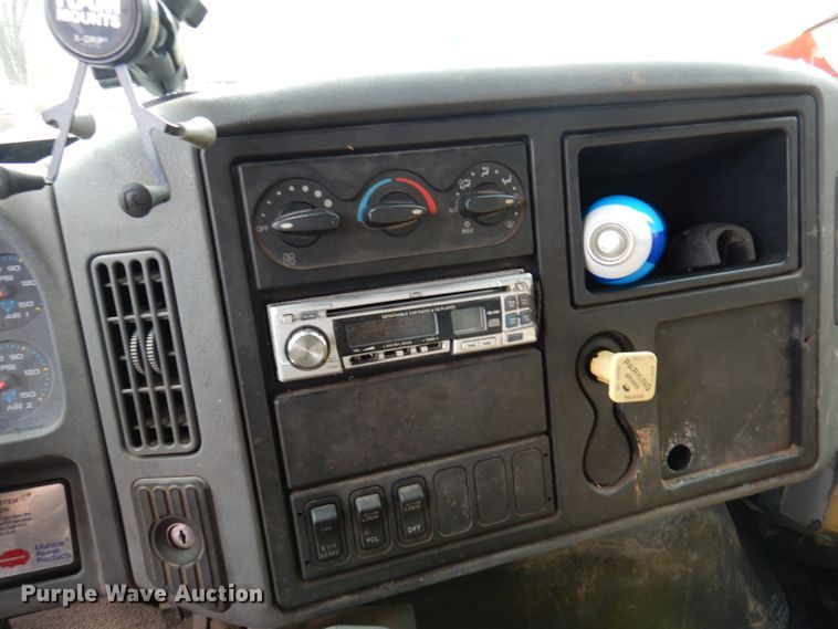 image for item DY9643 2004 International 7500  shingle conveyor truck