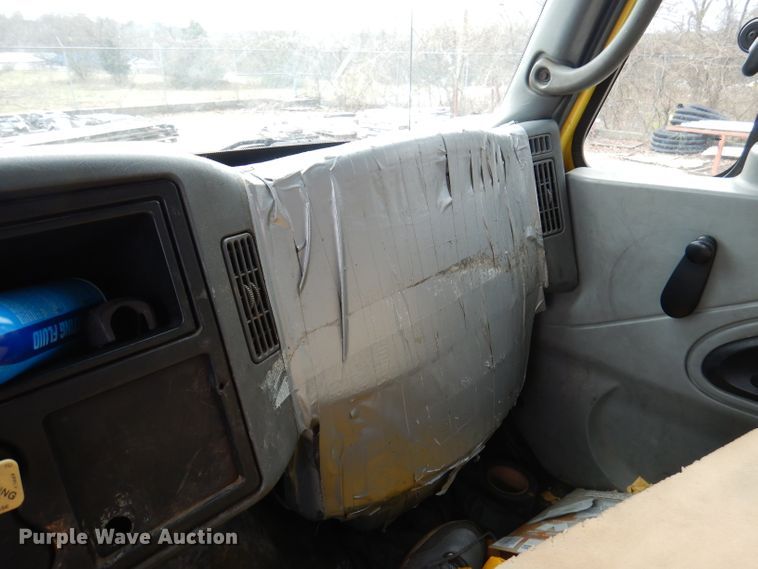 image for item DY9643 2004 International 7500  shingle conveyor truck