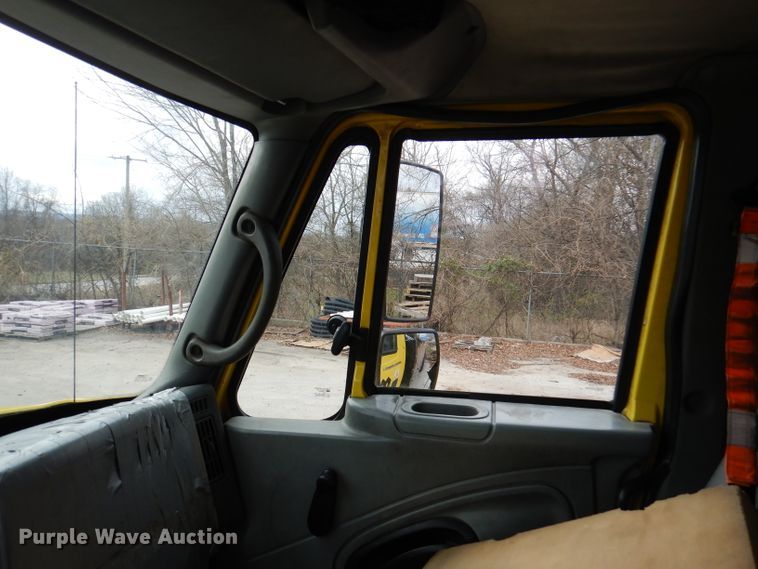 image for item DY9643 2004 International 7500  shingle conveyor truck