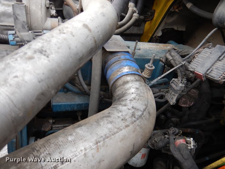 image for item DY9643 2004 International 7500  shingle conveyor truck