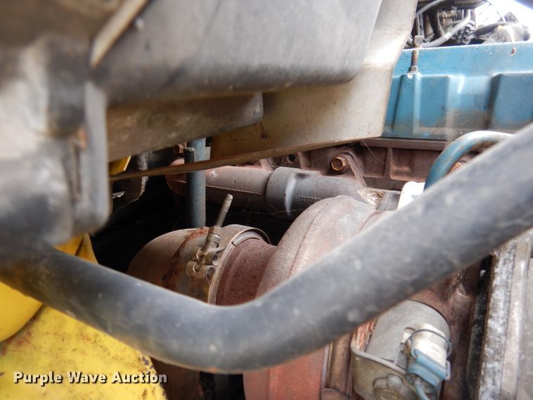 image for item DY9643 2004 International 7500  shingle conveyor truck