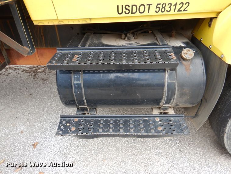 image for item DY9643 2004 International 7500  shingle conveyor truck