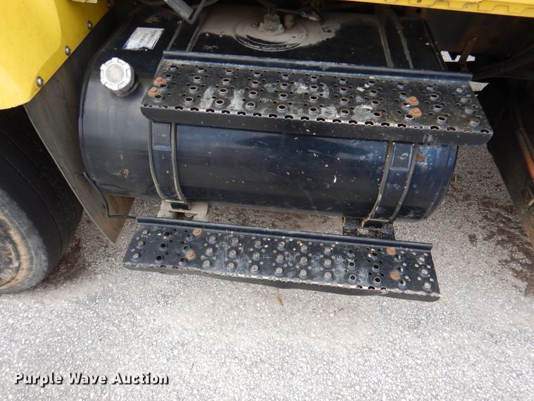 image for item DY9643 2004 International 7500  shingle conveyor truck