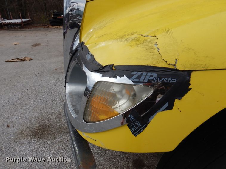 image for item DY9643 2004 International 7500  shingle conveyor truck