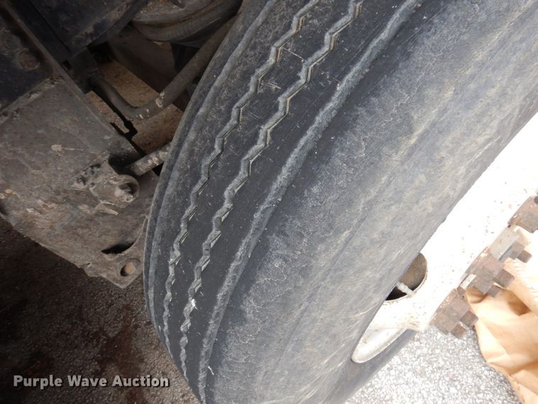 image for item DY9643 2004 International 7500  shingle conveyor truck