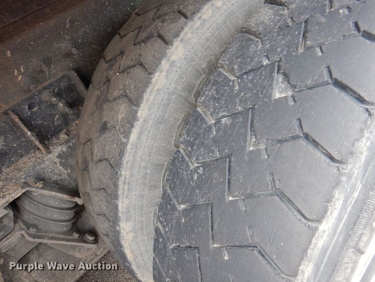 image for item DY9643 2004 International 7500  shingle conveyor truck