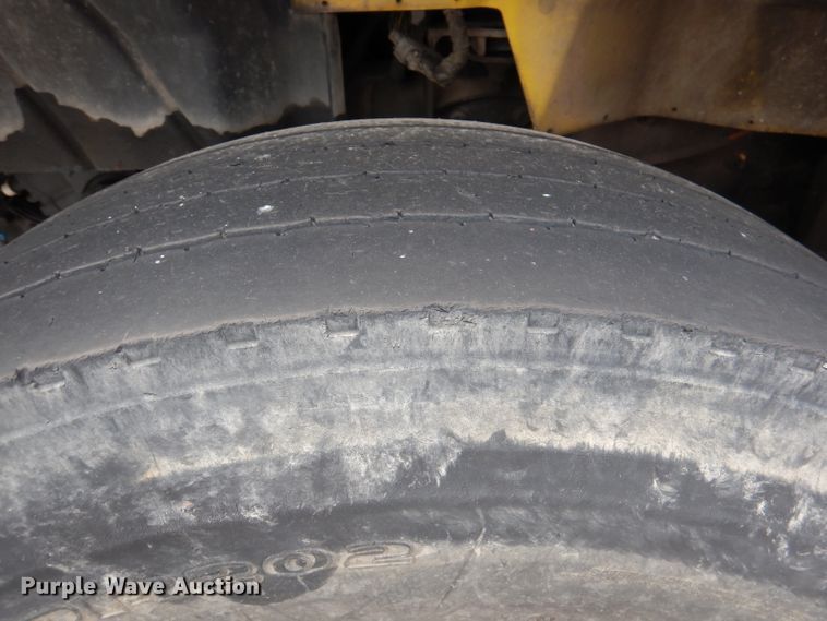 image for item DY9643 2004 International 7500  shingle conveyor truck