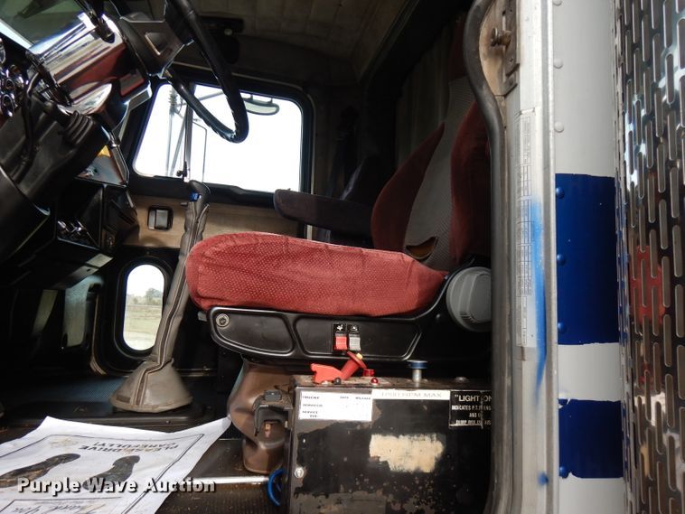 image for item GK9489 2000 Peterbilt 378  semi truck