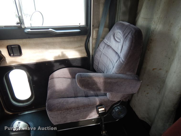 image for item GK9489 2000 Peterbilt 378  semi truck