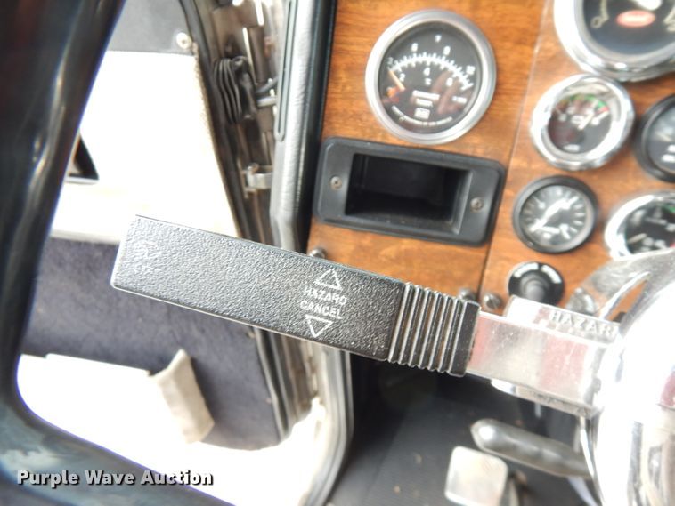 image for item GK9489 2000 Peterbilt 378  semi truck