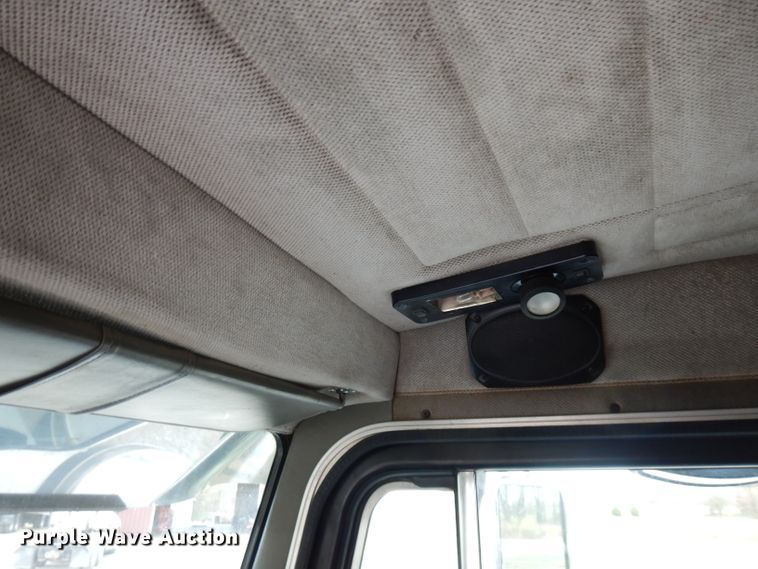 image for item GK9489 2000 Peterbilt 378  semi truck