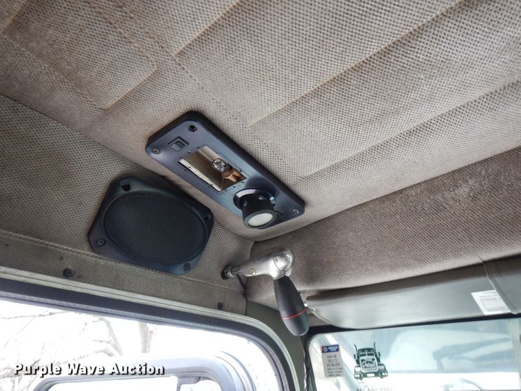 image for item GK9489 2000 Peterbilt 378  semi truck