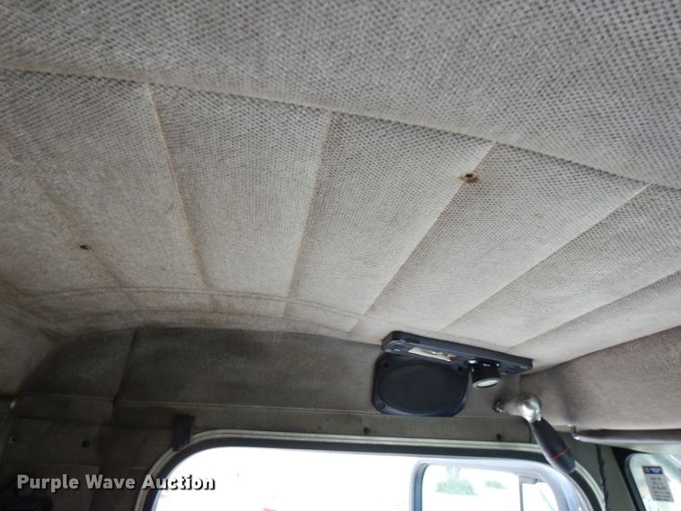 image for item GK9489 2000 Peterbilt 378  semi truck