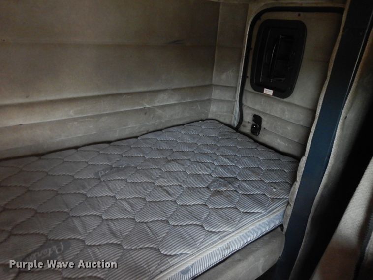 image for item GK9489 2000 Peterbilt 378  semi truck