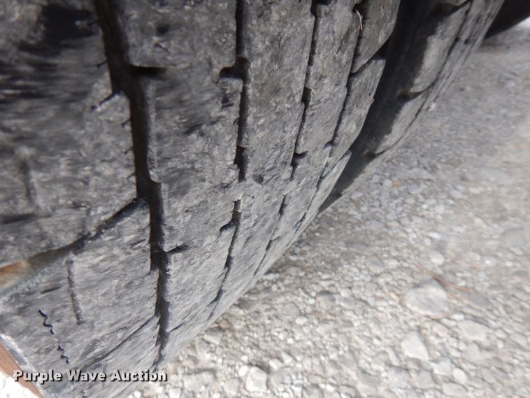 image for item GK9489 2000 Peterbilt 378  semi truck