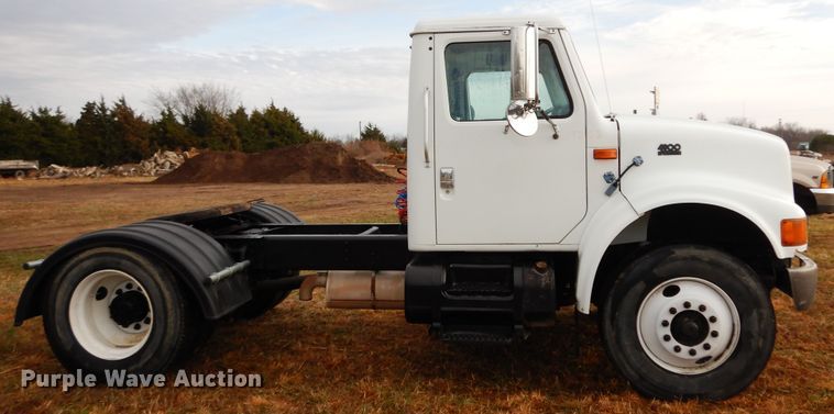 image for item GK9554 1999 International 4900  semi truck