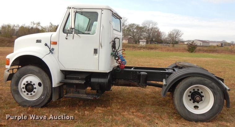image for item GK9554 1999 International 4900  semi truck