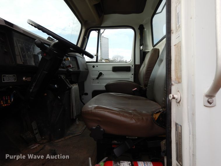 image for item GK9554 1999 International 4900  semi truck