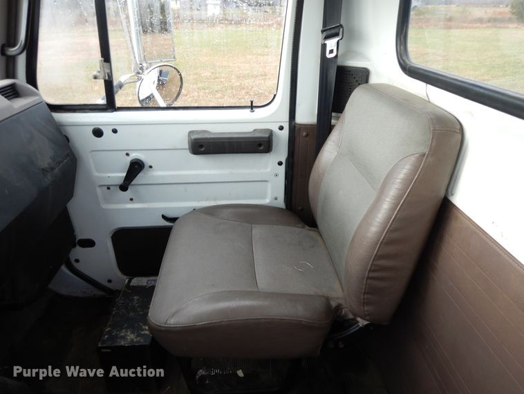 image for item GK9554 1999 International 4900  semi truck