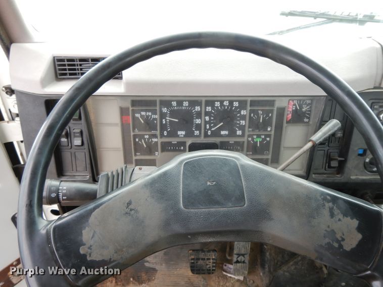 image for item GK9554 1999 International 4900  semi truck