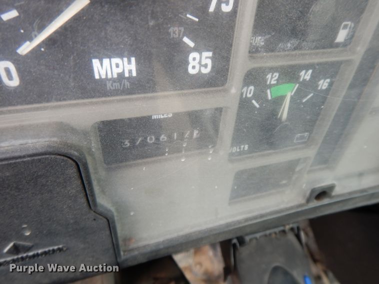 image for item GK9554 1999 International 4900  semi truck