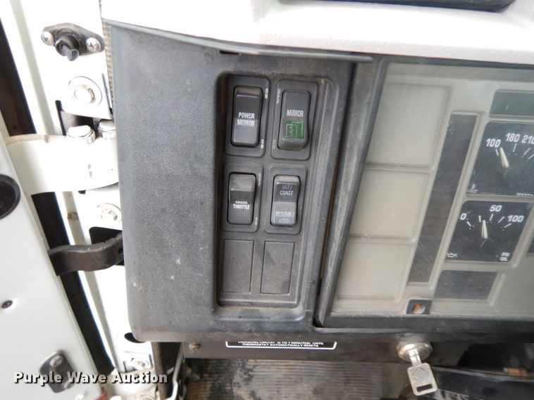 image for item GK9554 1999 International 4900  semi truck