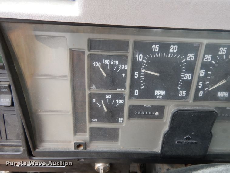 image for item GK9554 1999 International 4900  semi truck