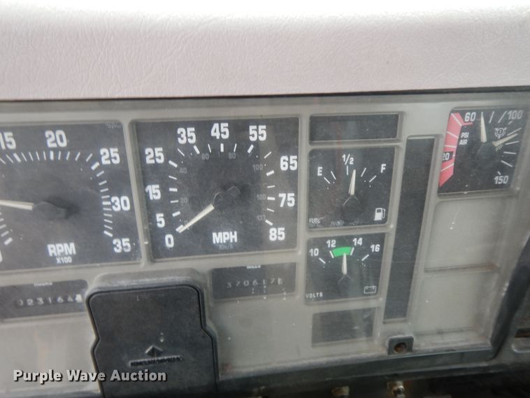 image for item GK9554 1999 International 4900  semi truck