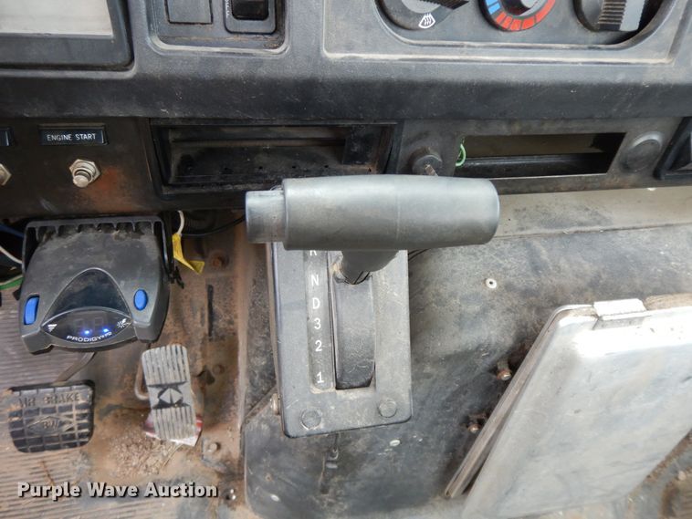 image for item GK9554 1999 International 4900  semi truck