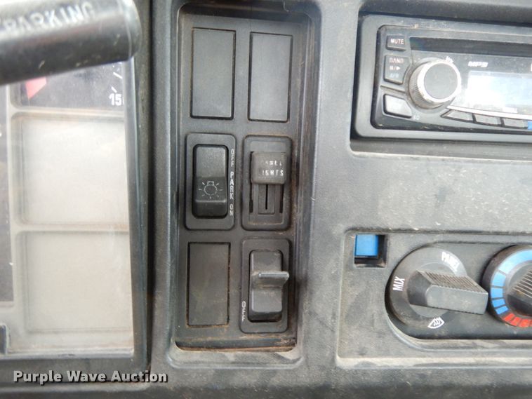 image for item GK9554 1999 International 4900  semi truck