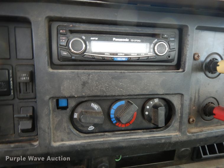 image for item GK9554 1999 International 4900  semi truck