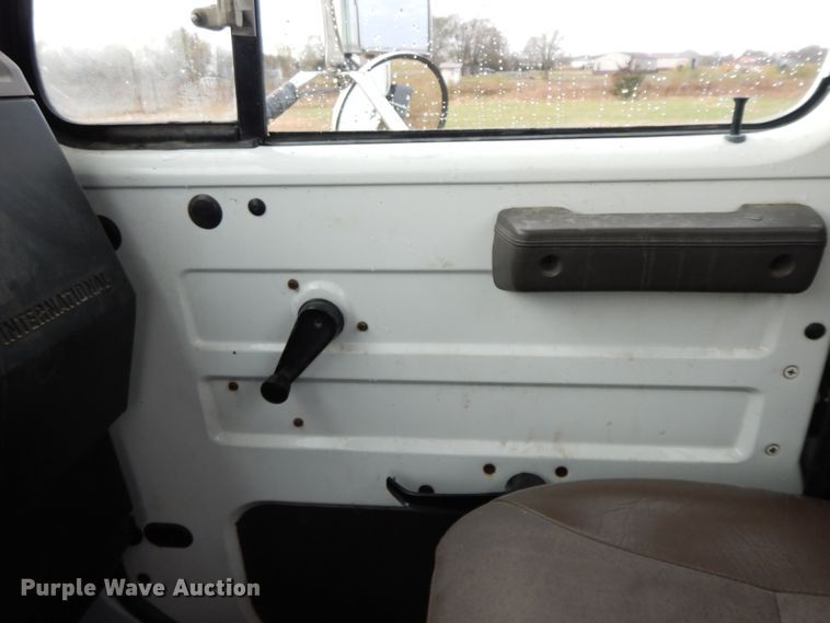 image for item GK9554 1999 International 4900  semi truck