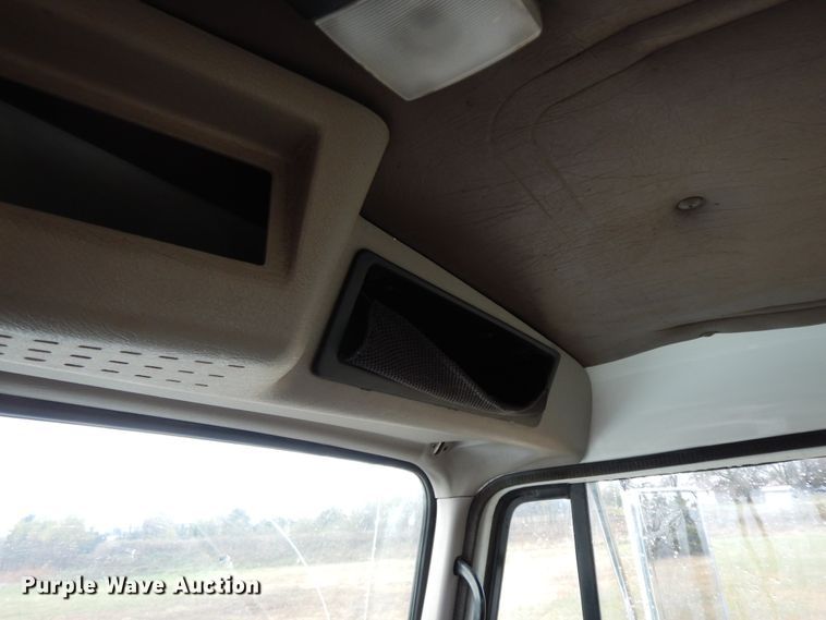 image for item GK9554 1999 International 4900  semi truck