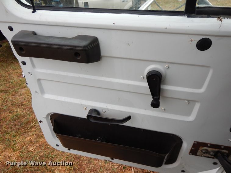 image for item GK9554 1999 International 4900  semi truck