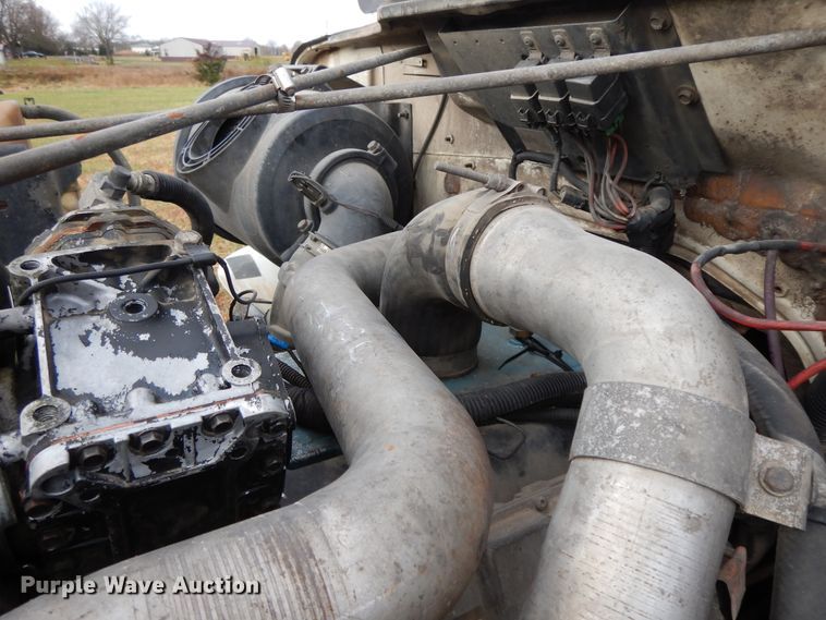 image for item GK9554 1999 International 4900  semi truck