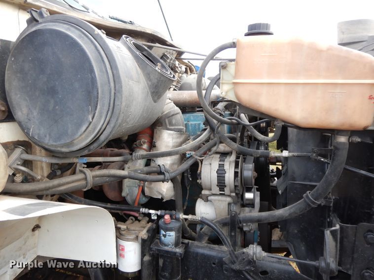 image for item GK9554 1999 International 4900  semi truck