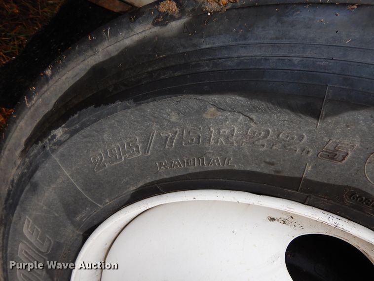 image for item GK9554 1999 International 4900  semi truck