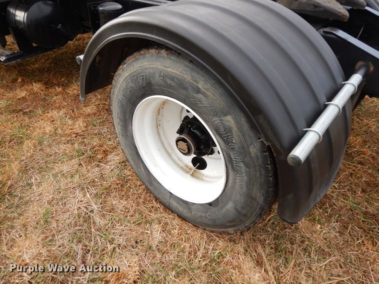 image for item GK9554 1999 International 4900  semi truck