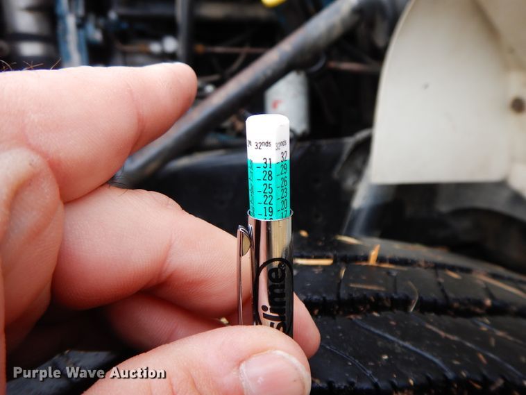 image for item GK9554 1999 International 4900  semi truck