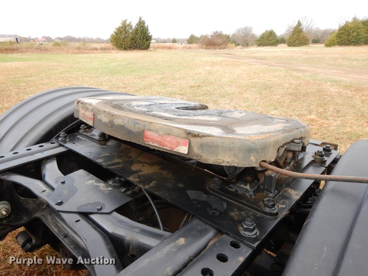 image for item GK9554 1999 International 4900  semi truck