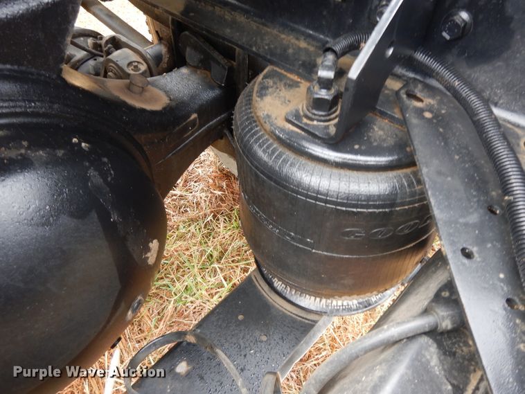 image for item GK9554 1999 International 4900  semi truck