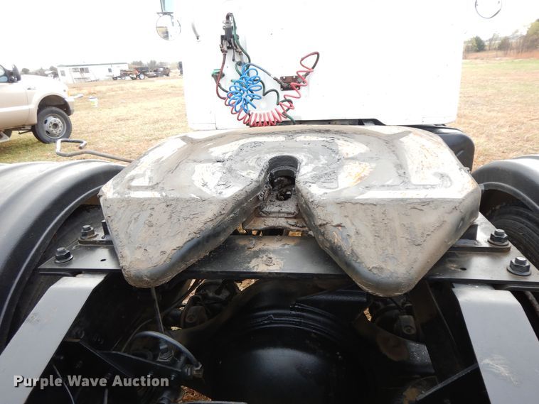 image for item GK9554 1999 International 4900  semi truck