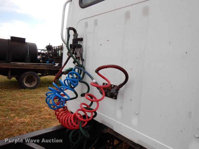 image for item GK9554 1999 International 4900  semi truck