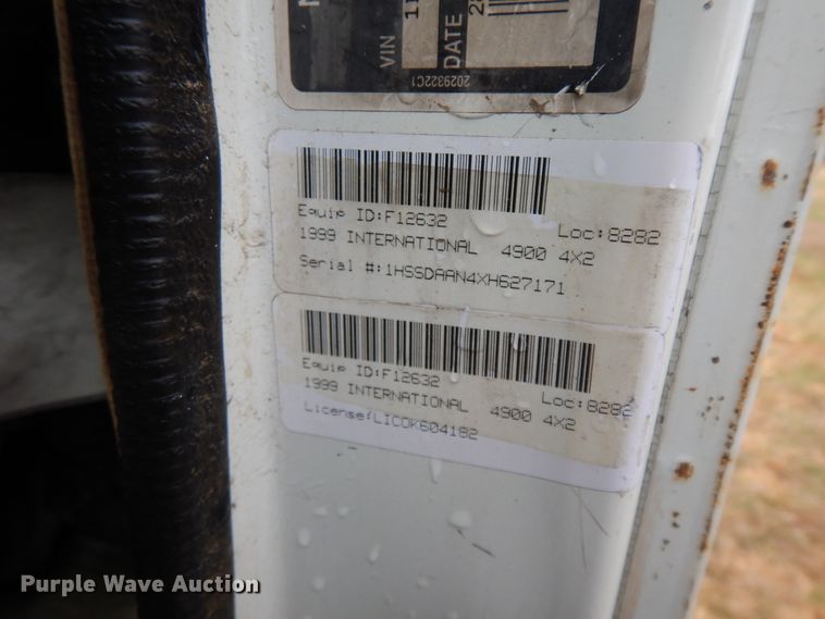 image for item GK9554 1999 International 4900  semi truck