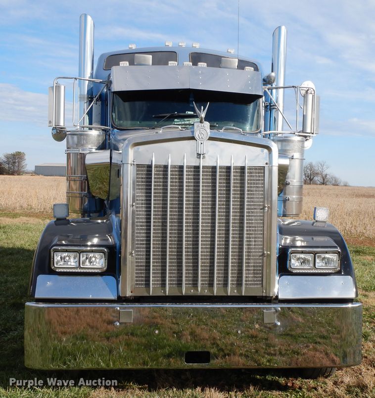 image for item GK9639 2005 Kenworth W900L  semi truck