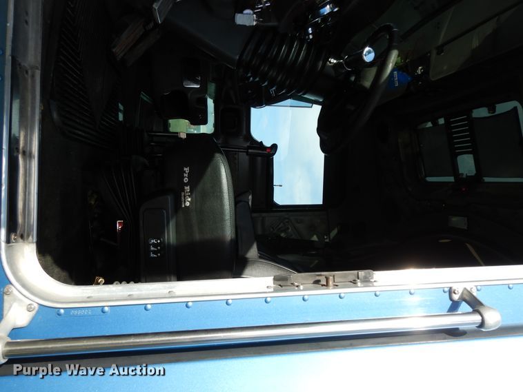 image for item GK9639 2005 Kenworth W900L  semi truck