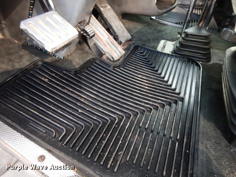 image for item GK9639 2005 Kenworth W900L  semi truck