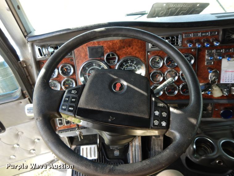 image for item GK9639 2005 Kenworth W900L  semi truck
