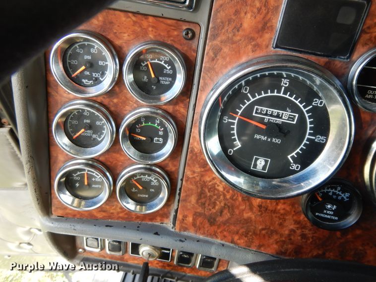 image for item GK9639 2005 Kenworth W900L  semi truck